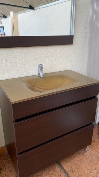 Mueble baño marrón con espejo