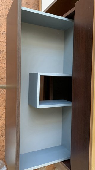 Mueble baño marrón con espejo