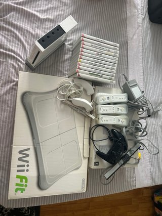 Nintendo Wii con 3 mandos y 2 nunchucks