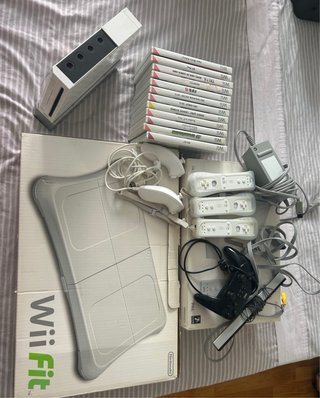 Nintendo Wii con 3 mandos y 2 nunchucks