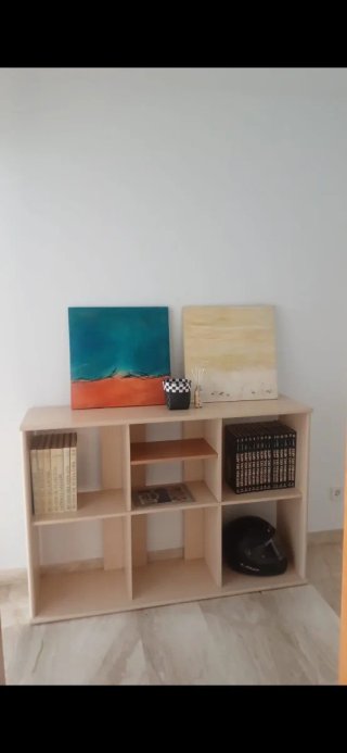 Estantería de madera clara modular