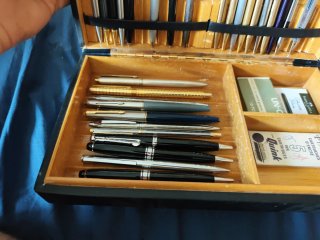 Colección de bolígrafos y plumas