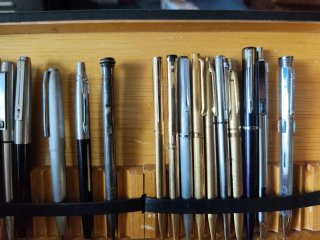 Colección de bolígrafos y plumas