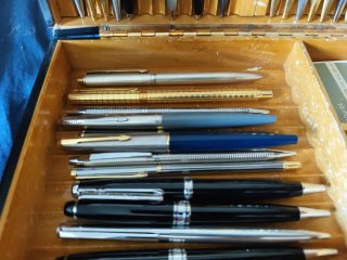 Colección de bolígrafos y plumas
