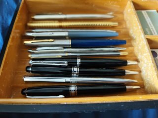 Colección de bolígrafos y plumas