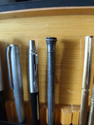 Colección de bolígrafos y plumas