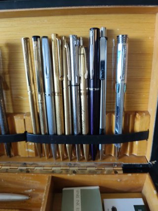 Colección de bolígrafos y plumas