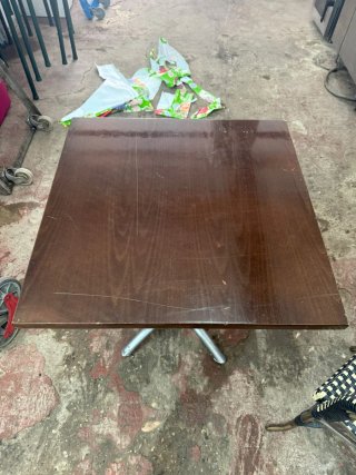 Mesa de madera oscura