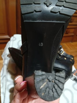 Botines negros con tachuelas doradas