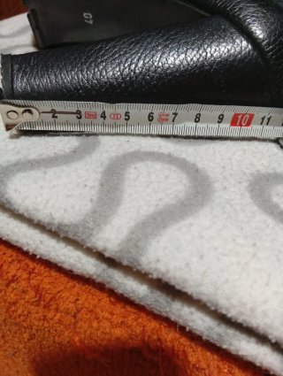 Botines negros con tachuelas doradas