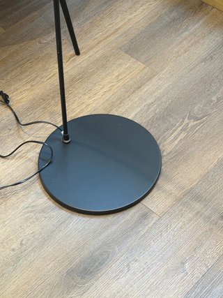 Lampada da terra curva nera