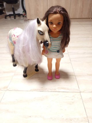 Caballo de juguete con crin morada
