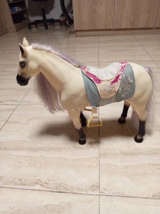 Caballo de juguete con crin morada