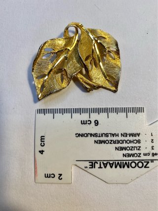 Spilla a forma di foglie in metallo oro vintage