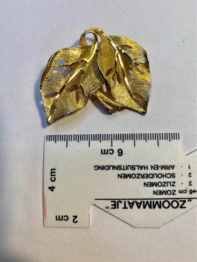 Spilla a forma di foglie in metallo oro vintage