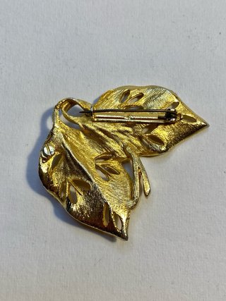 Spilla a forma di foglie in metallo oro vintage