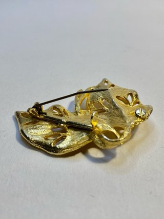 Spilla a forma di foglie in metallo oro vintage