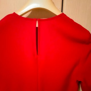 Vestito rosso H&M con bordi a onda