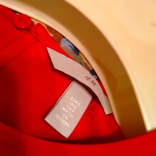 Vestito rosso H&M con bordi a onda