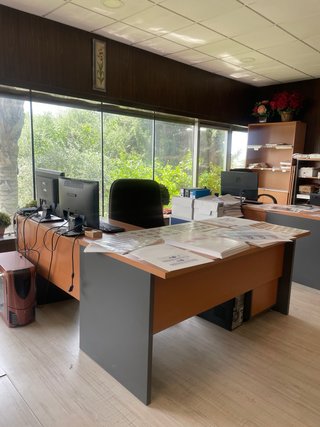 Tavolo e sedie da ufficio