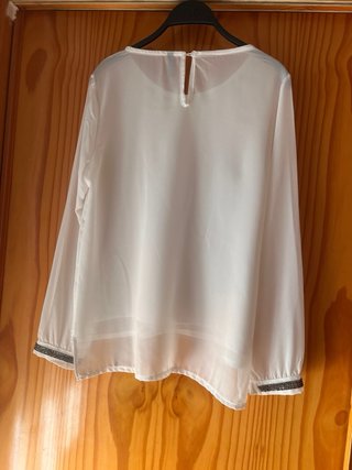 Blusa blanca con pedrería