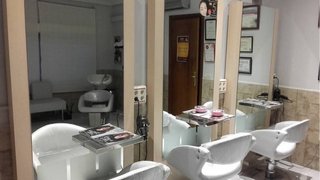 Tre poltroncine da parrucchiere e lavatesta