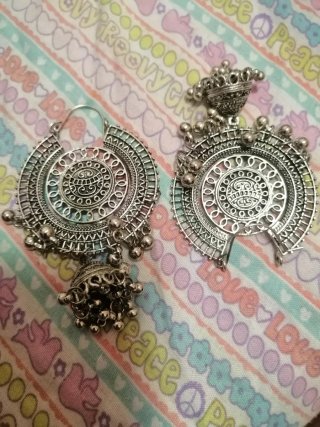 Pendientes plateados étnicos