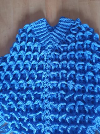 Poncho lana artesano con mangas.7 años