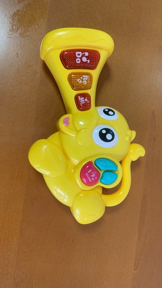 Juguete musical amarillo para bebé