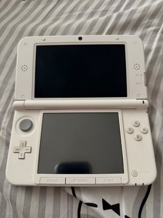 Nintendo 3DS XL Bianca + Caricatore e Custodia