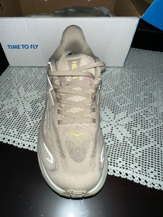 Zapatillas Hoka Beige y Amarillo