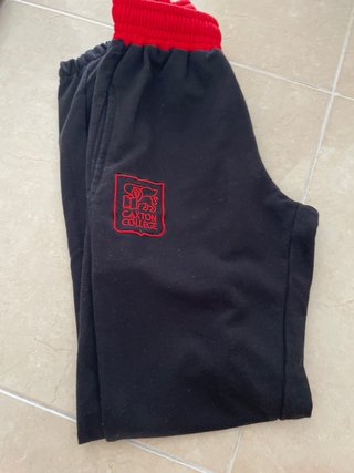Pantalón deportivo Caxton College negro/rojo
