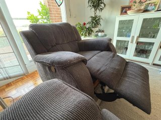 Sofá reclinable de 3 plazas y sillón de tela gris