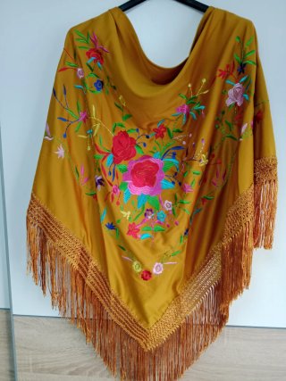 Mantoncillo bordado flores flecos
