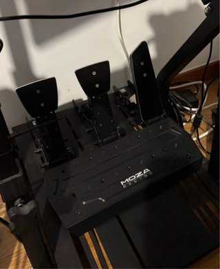 Cockpit Moza R5 + Pedali SRP + supporto monitor