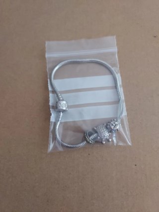 Pulsera tipo Pandora con 3 charms