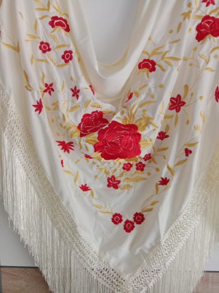 Mantoncillo bordado flores rojas y doradas