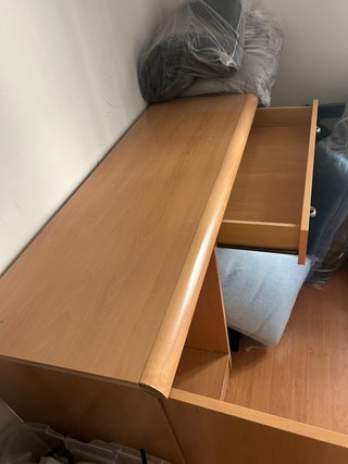 Escritorio madera con cajonera y mueble