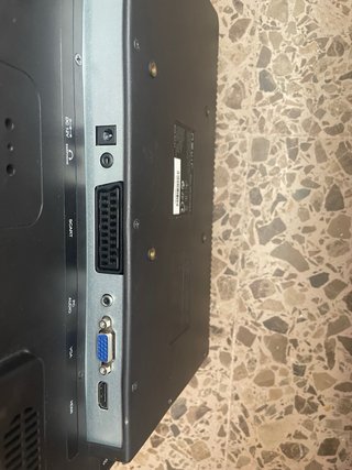 Televisor de 16” Marca Nevir con cable y mando
