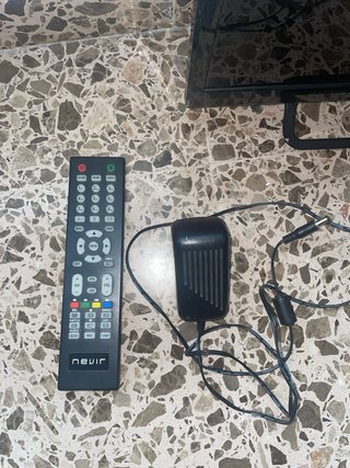 Televisor de 16” Marca Nevir con cable y mando