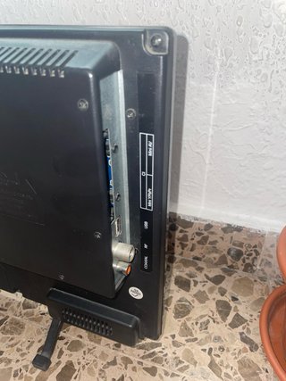 Televisor de 16” Marca Nevir con cable y mando