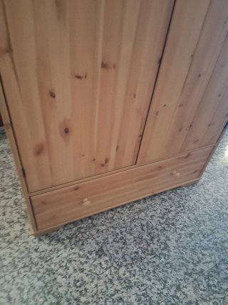 Armario de madera de pino