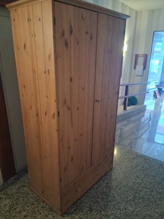 Armario de madera de pino
