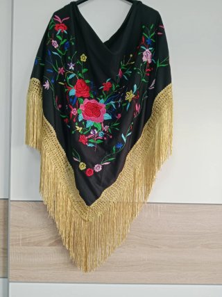 Elegante mantoncillo negro con un precioso bordado