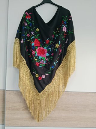 Elegante mantoncillo negro con un precioso bordado