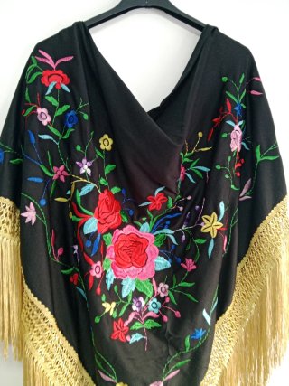Elegante mantoncillo negro con un precioso bordado