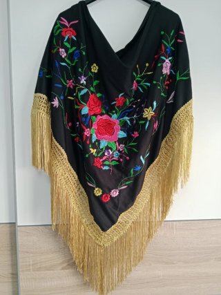 Elegante mantoncillo negro con un precioso bordado