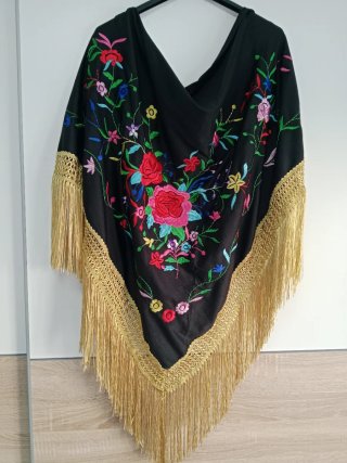 Elegante mantoncillo negro con un precioso bordado