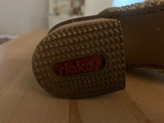 Sandalias de cuña Rieker beige y marrón