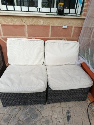 Dos sillones de exterior beige y gris